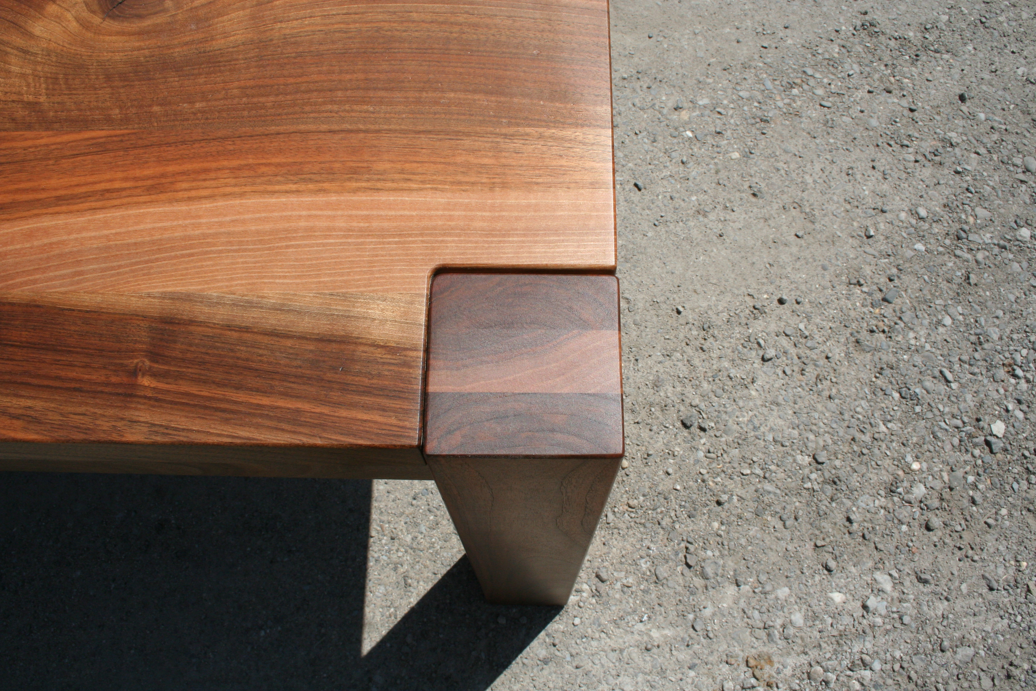 Tischlerei T&M-Möbeldesign Nussbaumtisch von oben das Tischbein.